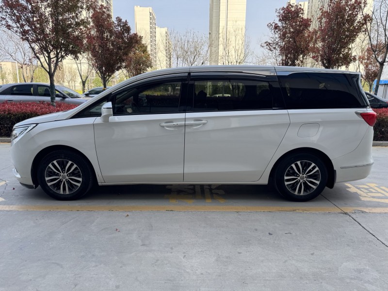 济宁17年别克GL85