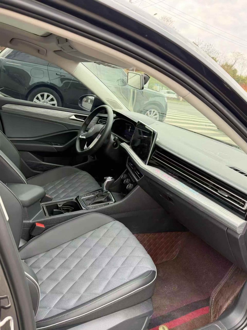 张家界25年大众速腾4