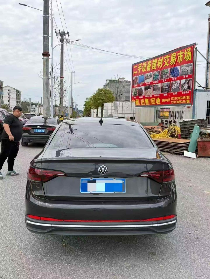 张家界25年大众速腾8