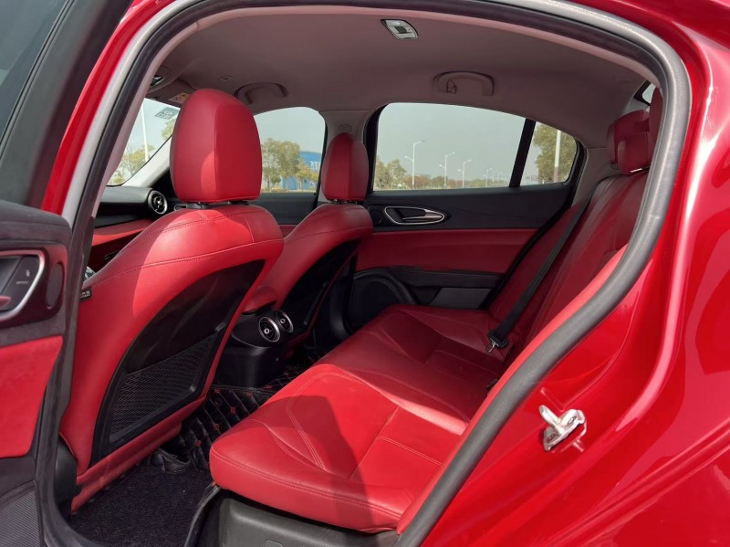 盐城18年阿尔法·罗密欧Giulia5