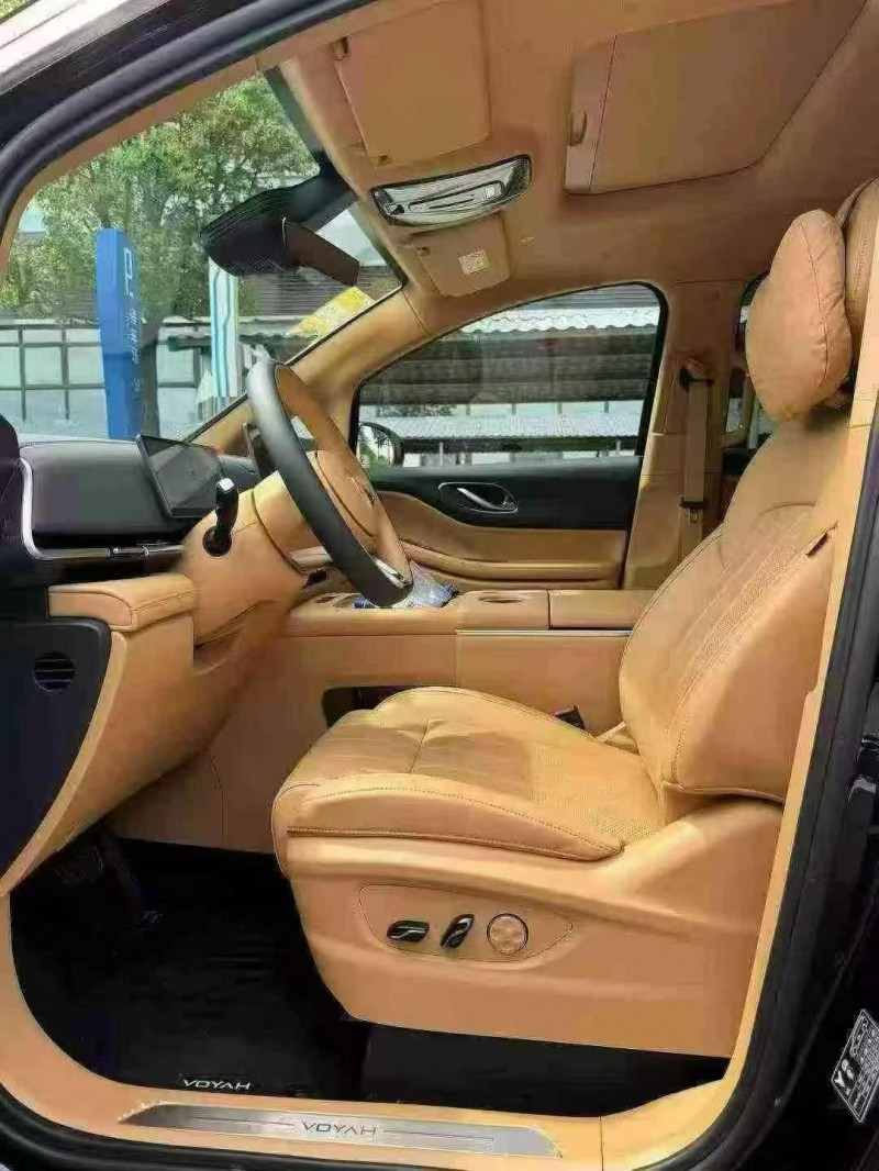 东莞25年岚图汽车梦想家4