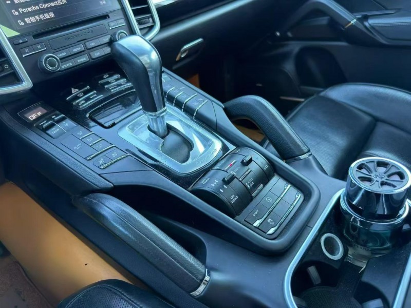 曲靖17年保时捷卡宴8