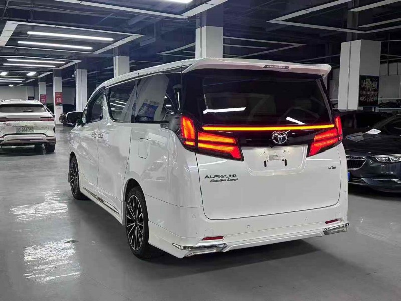 曲靖17年丰田埃尔法4