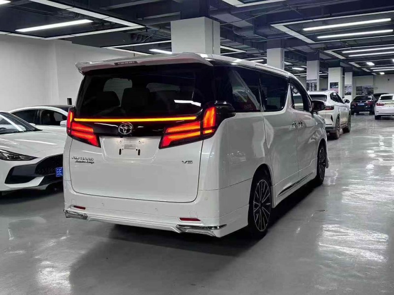 曲靖17年丰田埃尔法6