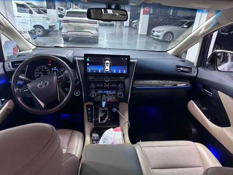 曲靖17年丰田埃尔法8