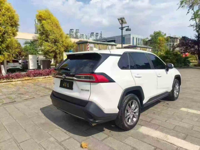 昭通24年丰田威兰达8