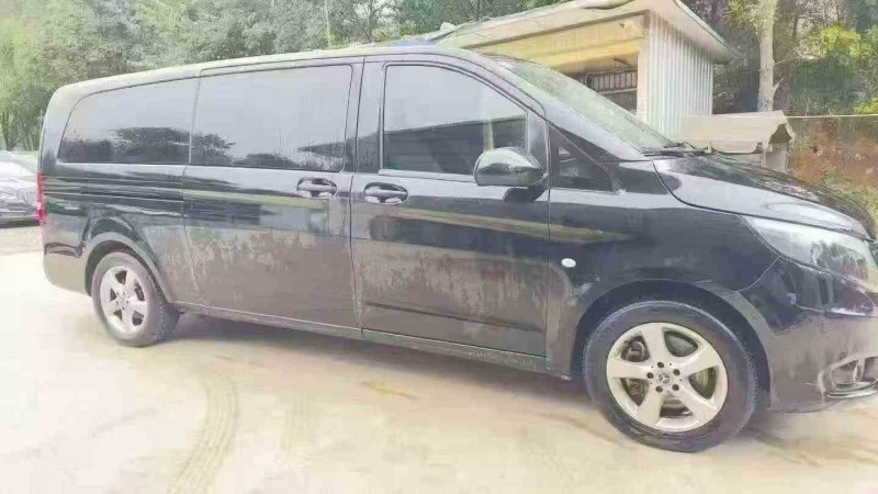 丽江21年奔驰威霆3