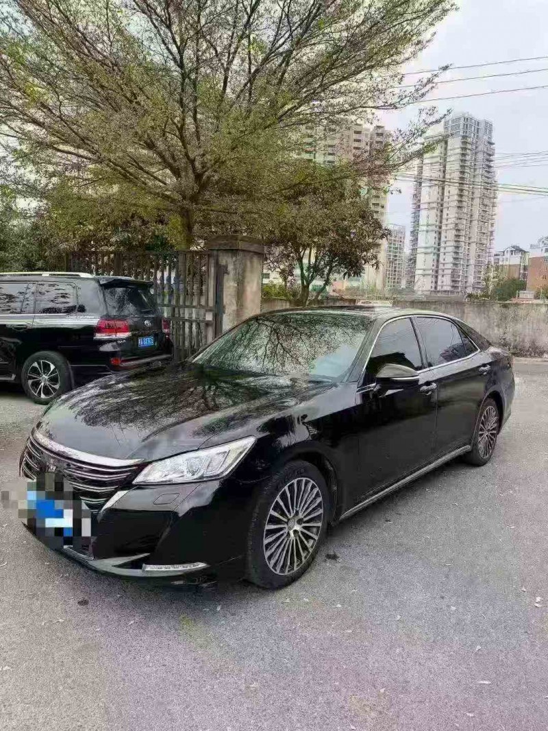 贵港18年丰田皇冠2