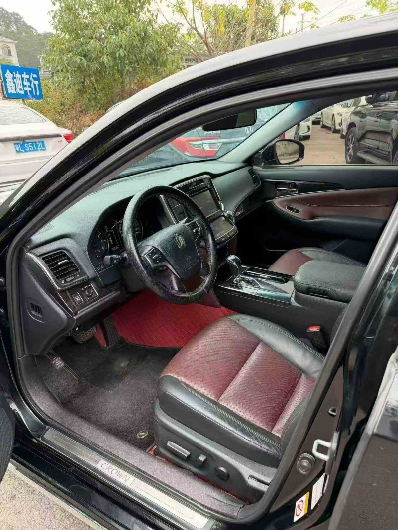 贵港18年丰田皇冠3