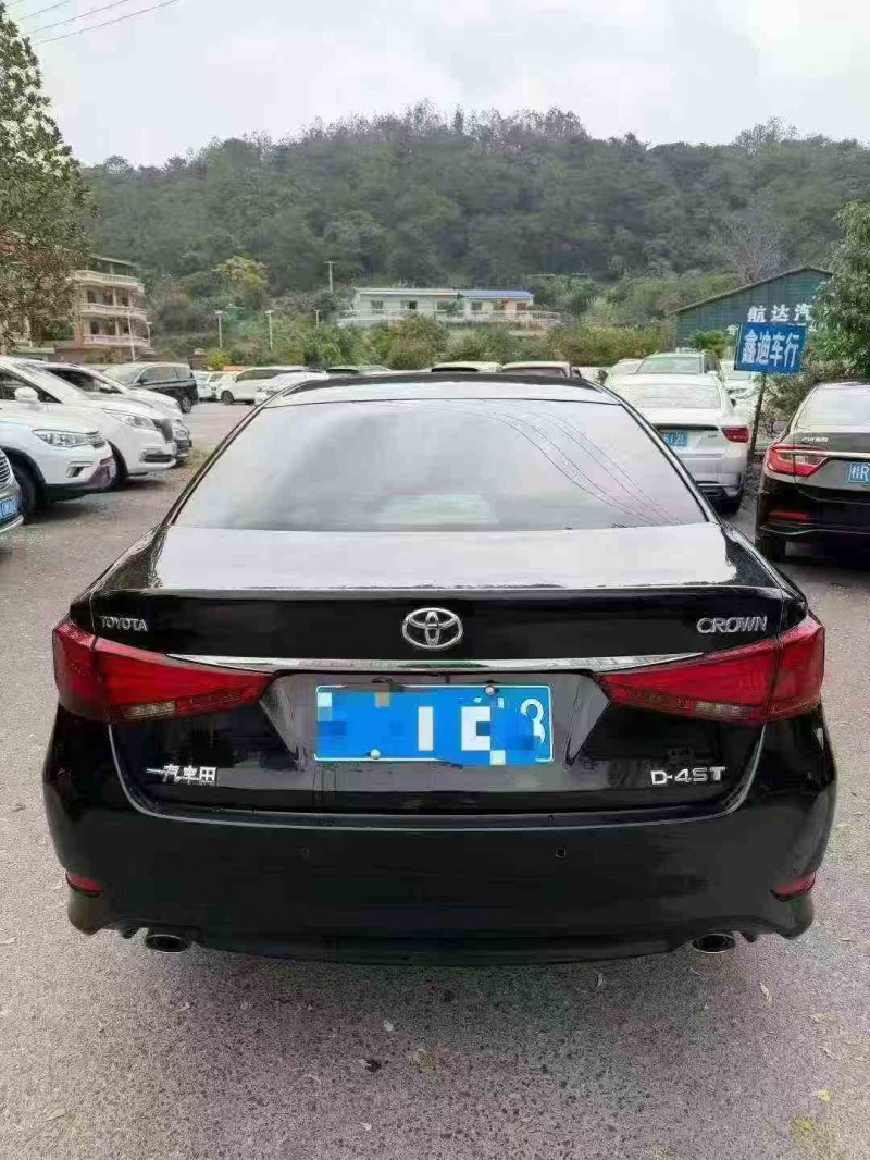 贵港18年丰田皇冠4