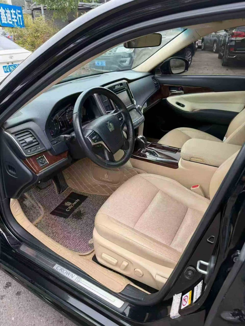 钦州19年丰田皇冠3