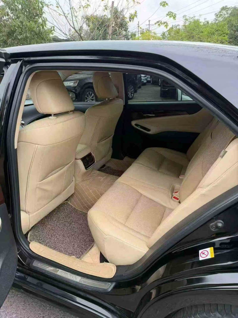 钦州19年丰田皇冠5