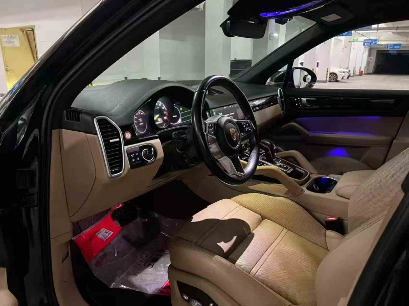 张家界21年保时捷卡宴4