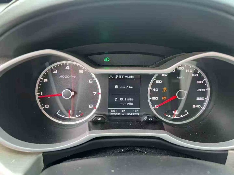 张家界19年吉利博越6