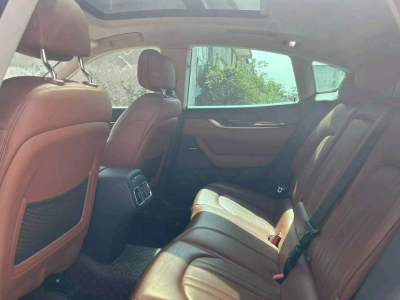 襄阳17年玛莎拉蒂Levante8