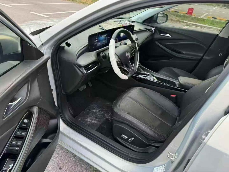 济宁23年别克威朗4