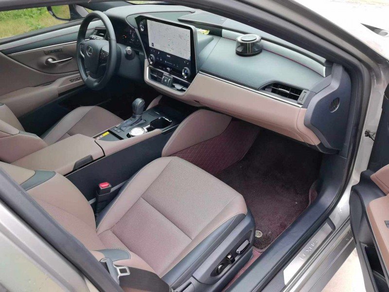 襄阳25年雷克萨斯ES5