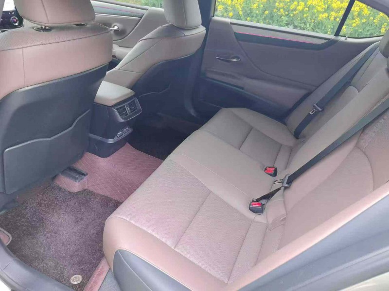 襄阳25年雷克萨斯ES7