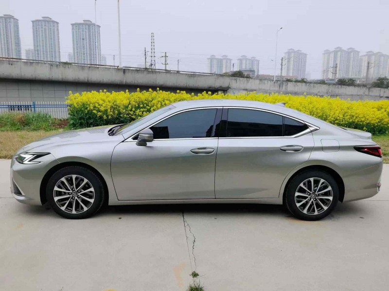 襄阳25年雷克萨斯ES8