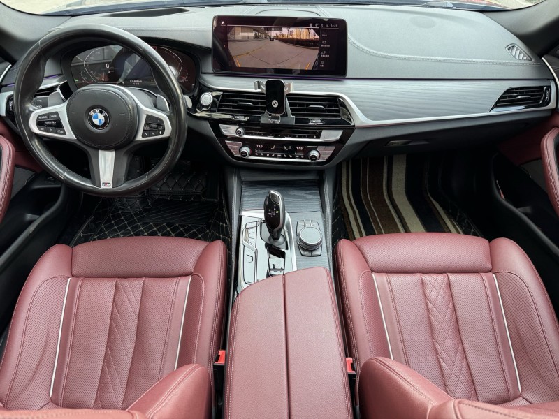 济宁21年宝马5系8