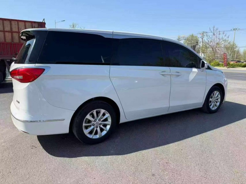 保定18年别克GL86