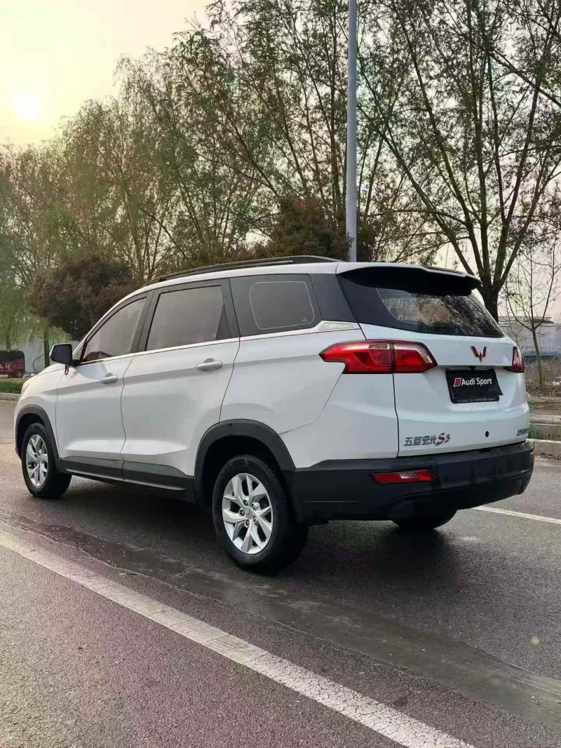 济宁19年五菱汽车宏光9