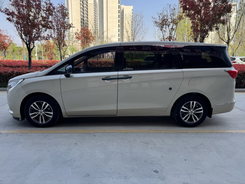 济宁17年别克GL85