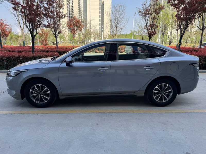 济宁25年比亚迪驱逐舰5