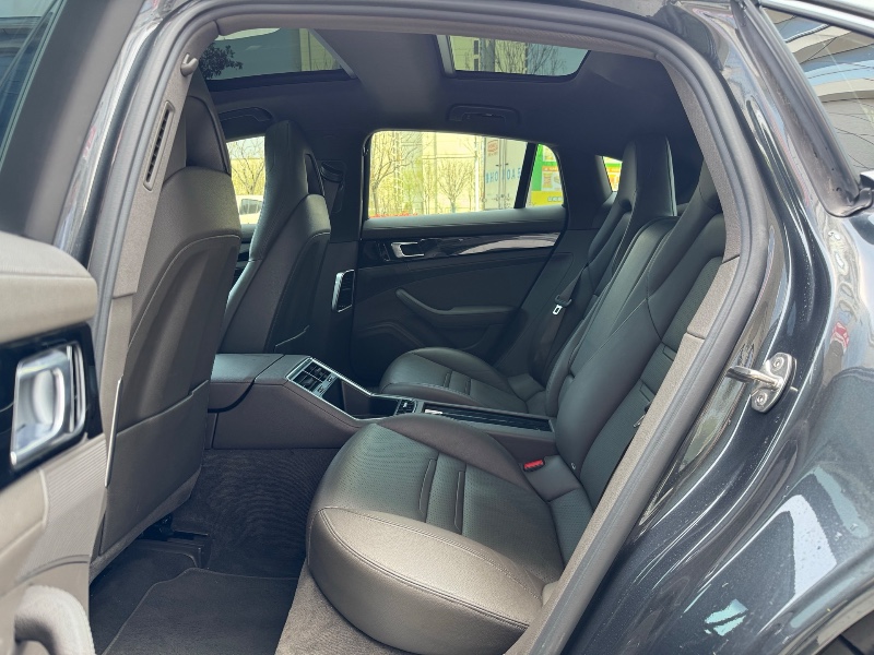 济宁18年保时捷帕拉梅拉8