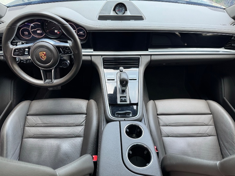 济宁18年保时捷帕拉梅拉9