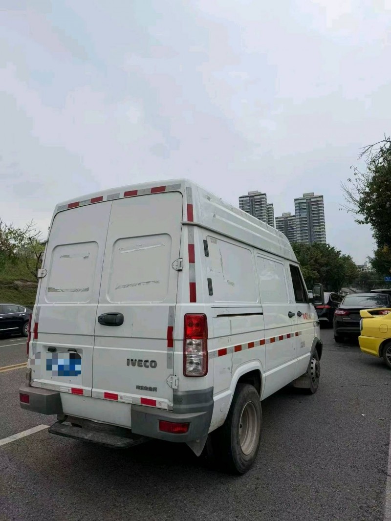 重庆21年依维柯得意4