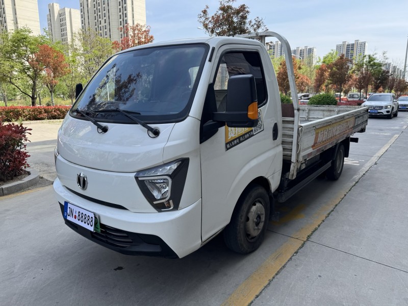 济宁24年飞碟箱货货车3