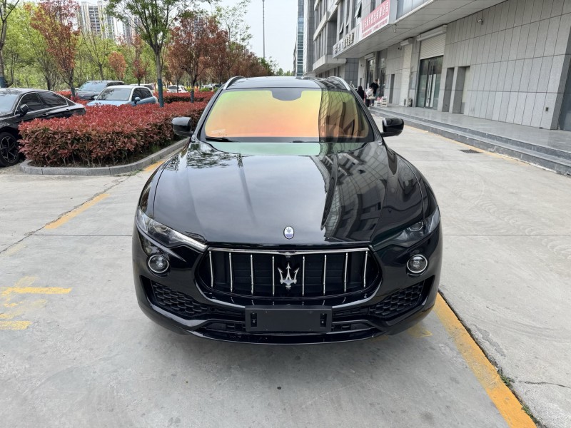 济宁17年玛莎拉蒂Levante1