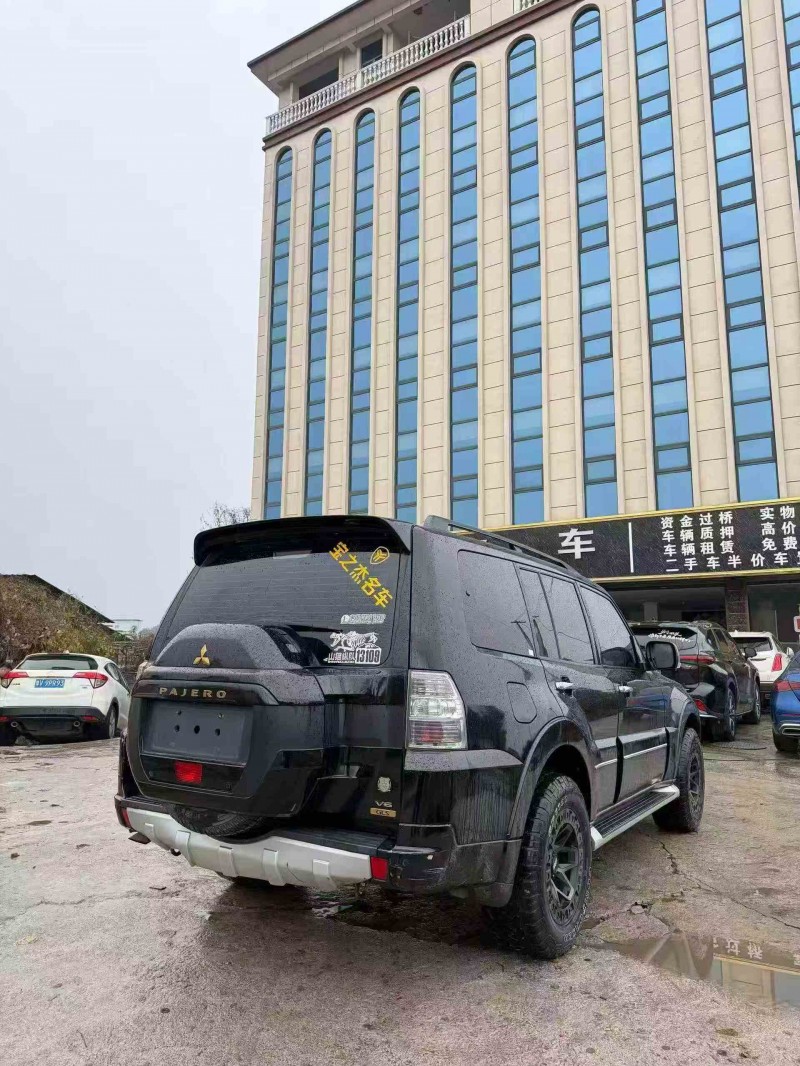 张家界19年三菱帕杰罗8