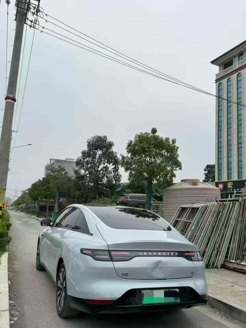 张家界23年零跑汽车C019