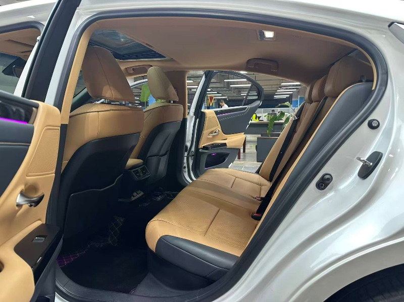 成都23年雷克萨斯ES5