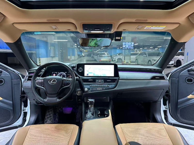 成都23年雷克萨斯ES8