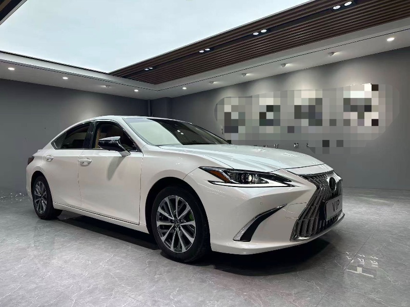成都23年雷克萨斯ES9