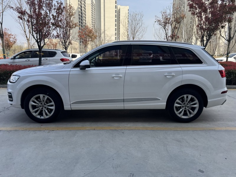济宁17年奥迪Q76