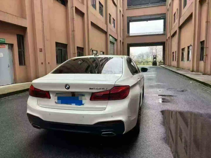 重庆17年宝马5系8