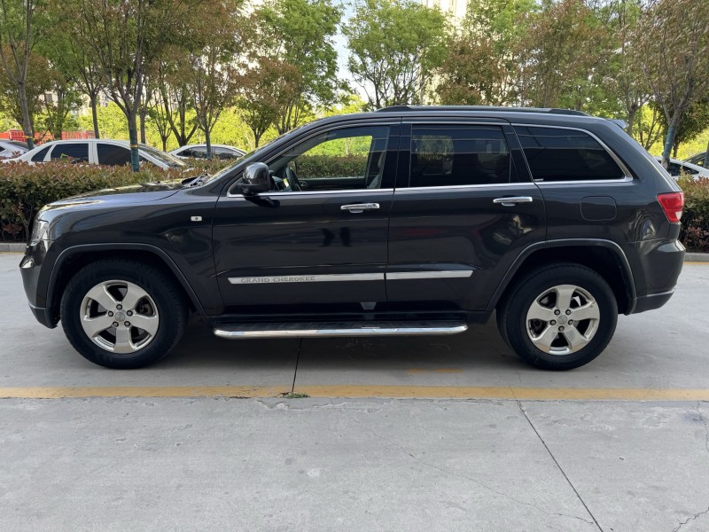 济宁12年Jeep大切诺基5