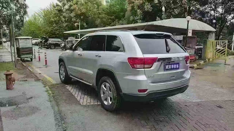 鄂州13年Jeep大切诺基8