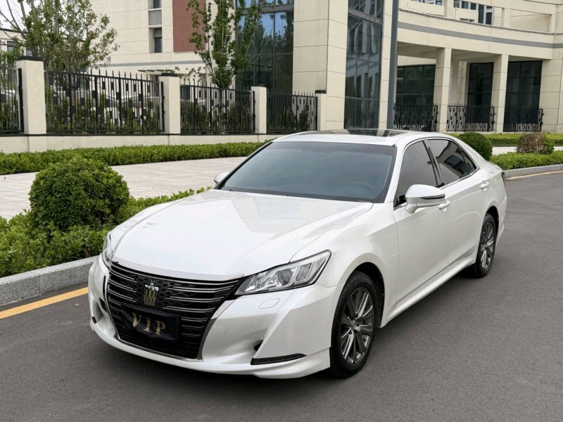 济宁18年丰田皇冠2
