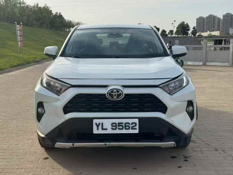 新乡21年丰田RAV4荣放1
