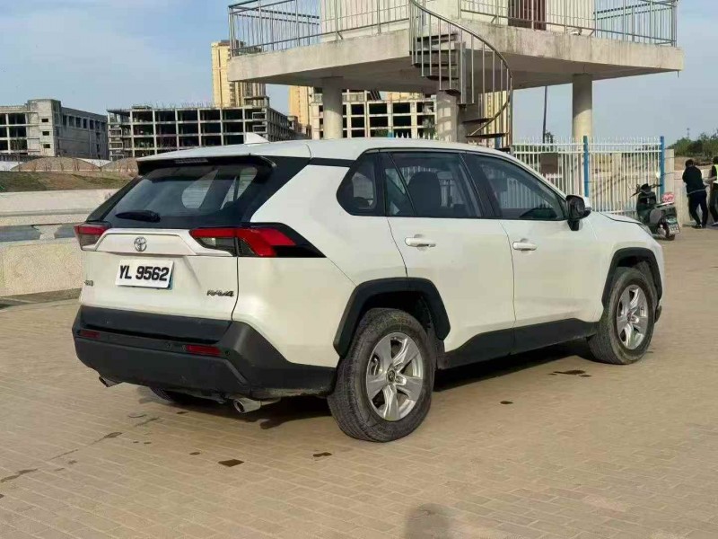 新乡21年丰田RAV4荣放7