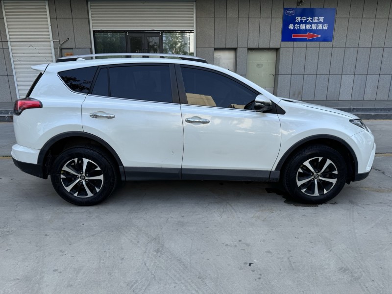 济宁18年丰田RAV44