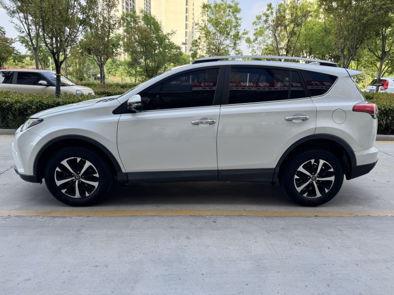 济宁18年丰田RAV45
