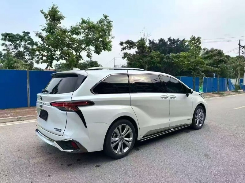 南宁24年丰田塞纳8