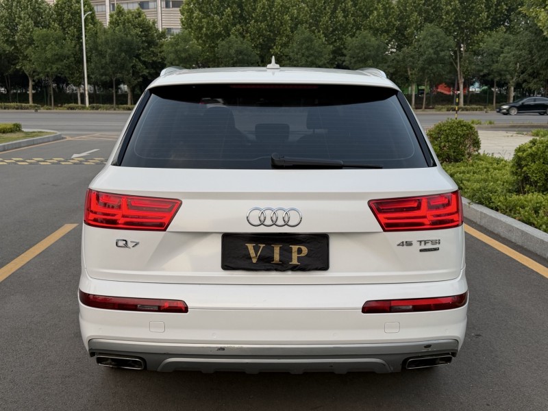 济宁17年奥迪Q75