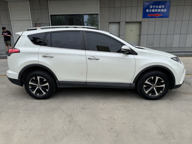 济宁18年丰田RAV44
